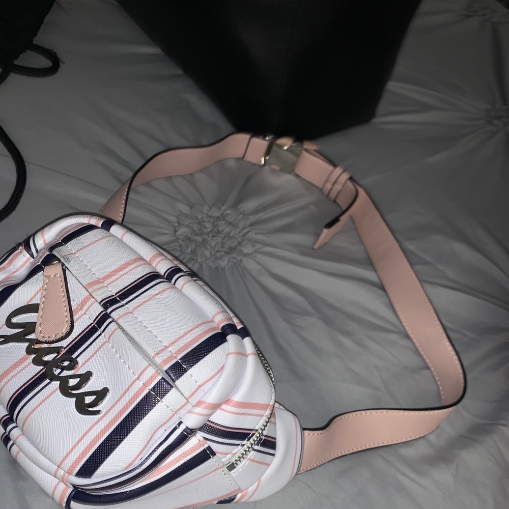 GUESS POUCH